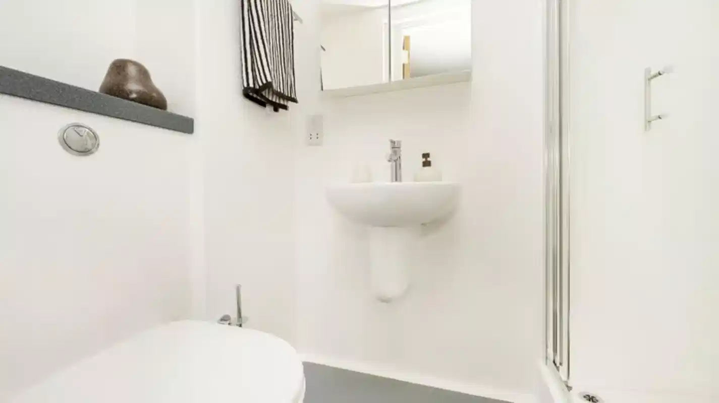 Bedroom?w=400&h=260&fit=crop&q=40&auto=format&trim=auto