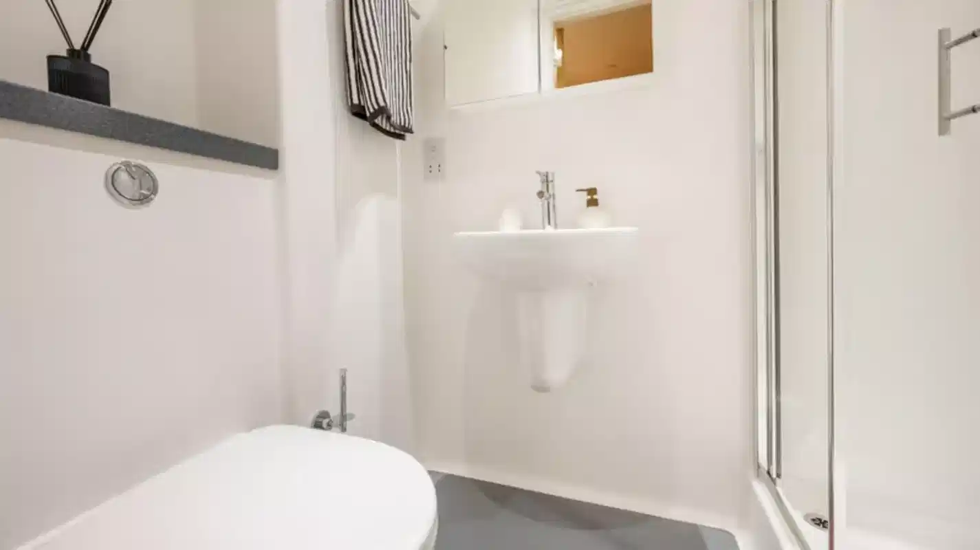 Bedroom?w=400&h=260&fit=crop&q=40&auto=format&trim=auto