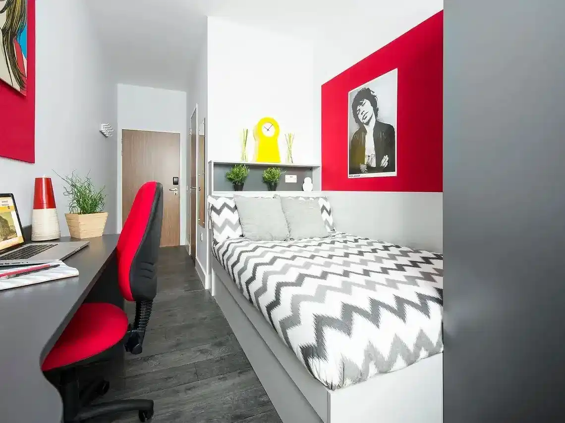 Common Area?w=400&h=260&fit=crop&q=40&auto=format&trim=auto