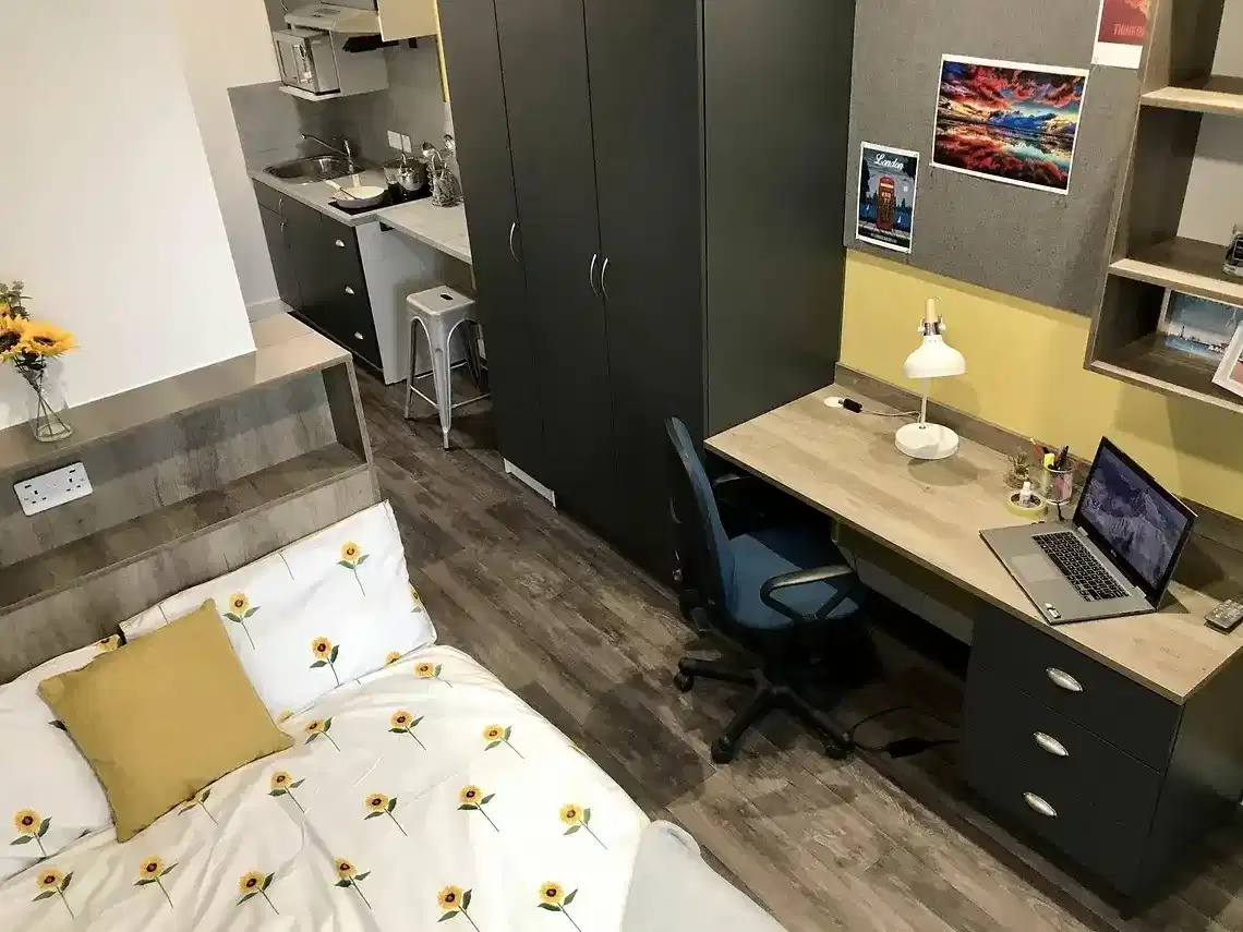 Common Area?w=400&h=260&fit=crop&q=40&auto=format&trim=auto