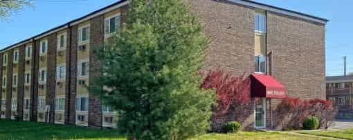 Room?w=400&h=260&fit=crop&q=40&auto=format&trim=auto