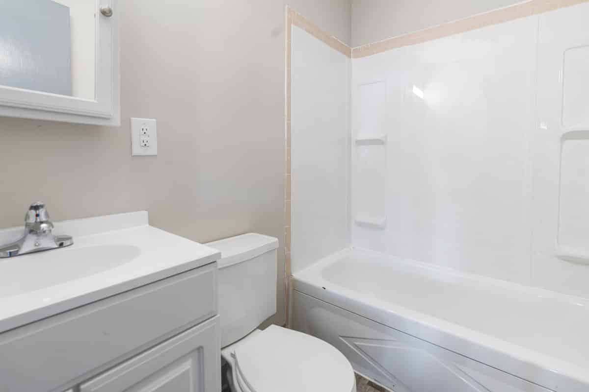 Saluki Apartments, Carbondale - Carbondale, Illinois, United States - Bathroom