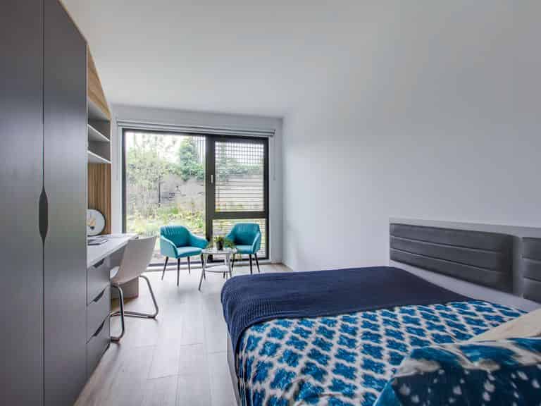 Room?w=400&h=260&fit=crop&q=40&auto=format&trim=auto