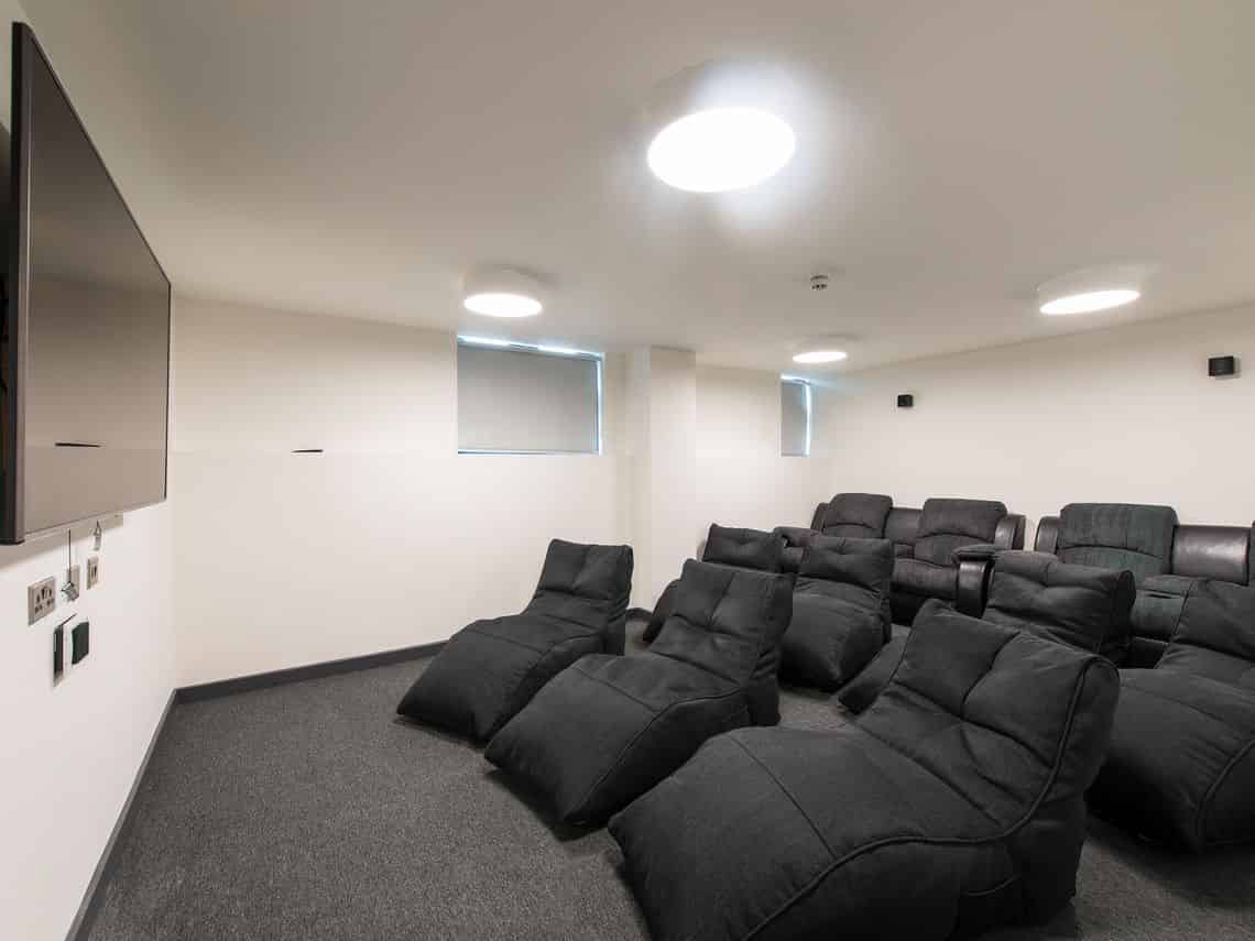 Exterior?w=400&h=260&fit=crop&q=40&auto=format&trim=auto