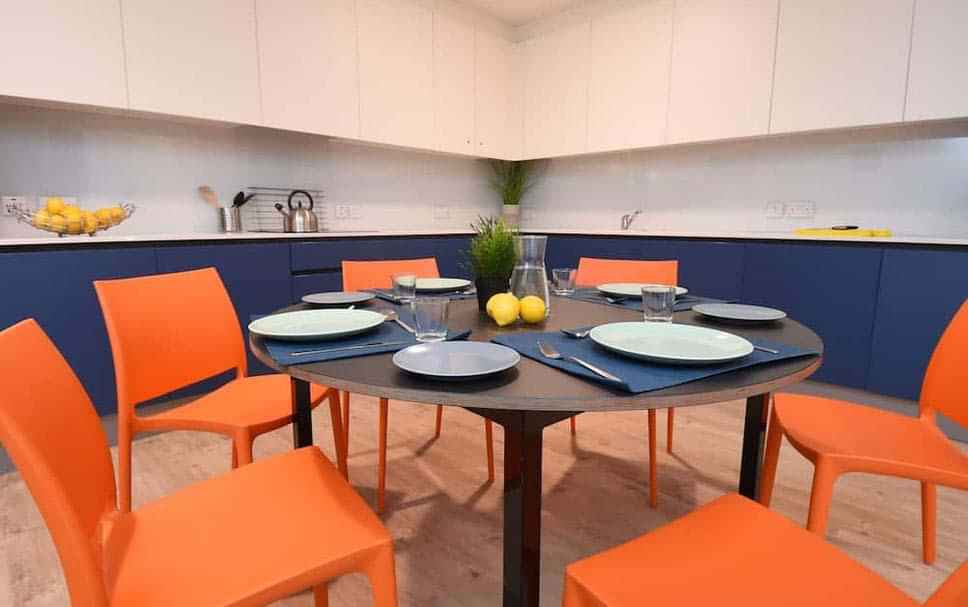 Exterior?w=400&h=260&fit=crop&q=40&auto=format&trim=auto