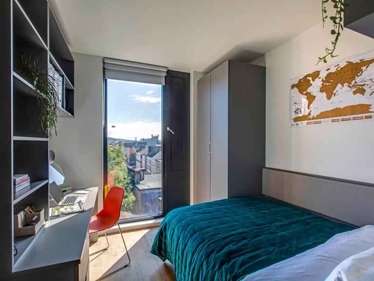 Exterior?w=400&h=260&fit=crop&q=40&auto=format&trim=auto