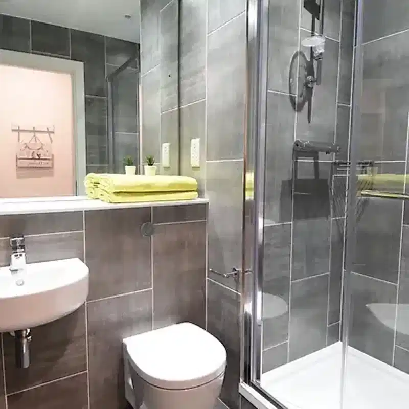 Exterior?w=400&h=260&fit=crop&q=40&auto=format&trim=auto