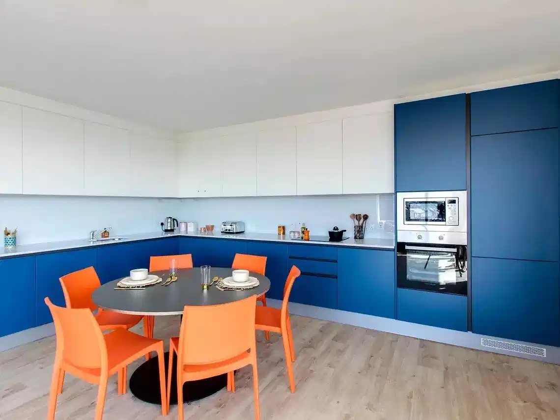 Exterior?w=400&h=260&fit=crop&q=40&auto=format&trim=auto