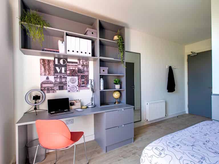 Exterior?w=400&h=260&fit=crop&q=40&auto=format&trim=auto