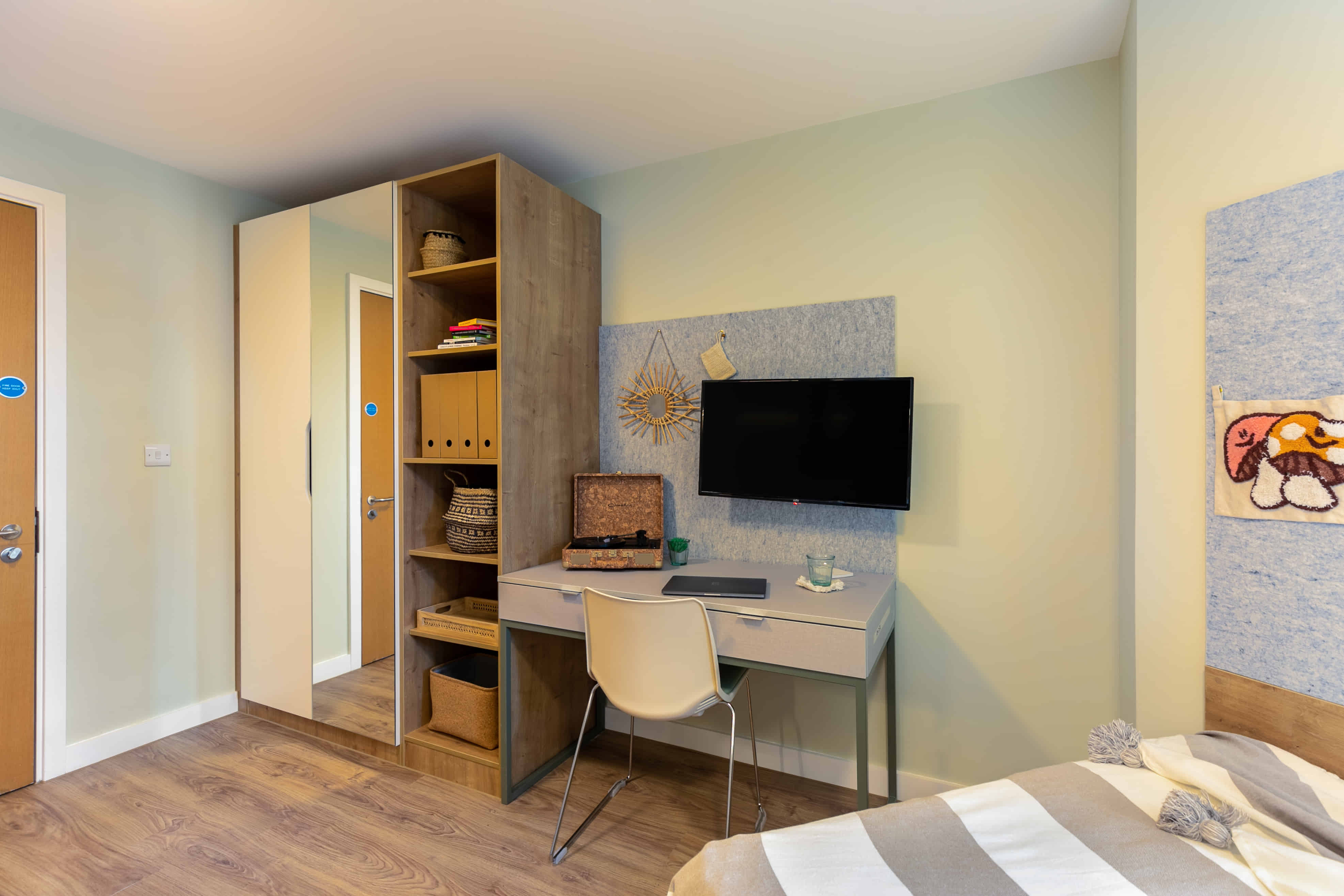 Exterior?w=400&h=260&fit=crop&q=40&auto=format&trim=auto