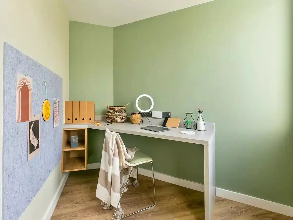 Common Area?w=400&h=260&fit=crop&q=40&auto=format&trim=auto