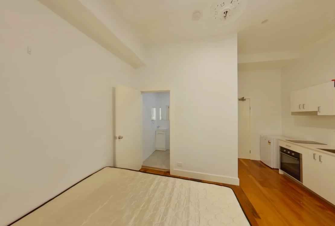 Exterior?w=400&h=260&fit=crop&q=40&auto=format&trim=auto