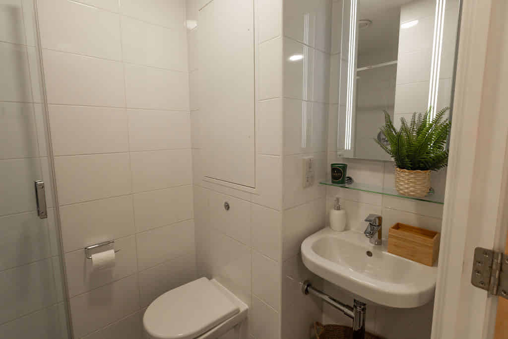 Exterior?w=400&h=260&fit=crop&q=40&auto=format&trim=auto