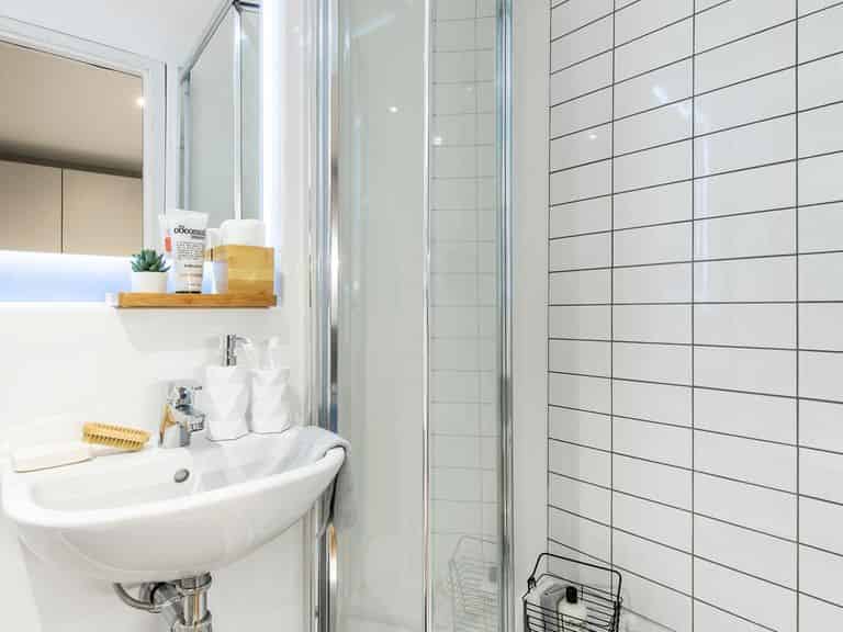 Amenities?w=400&h=260&fit=crop&q=40&auto=format&trim=auto