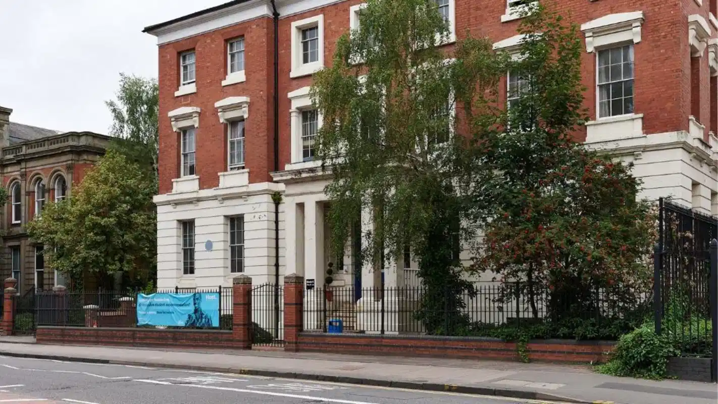 Exterior?w=400&h=260&fit=crop&q=40&auto=format&trim=auto