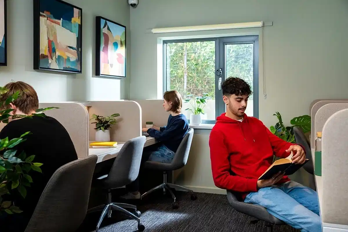 Common Area?w=400&h=260&fit=crop&q=40&auto=format&trim=auto