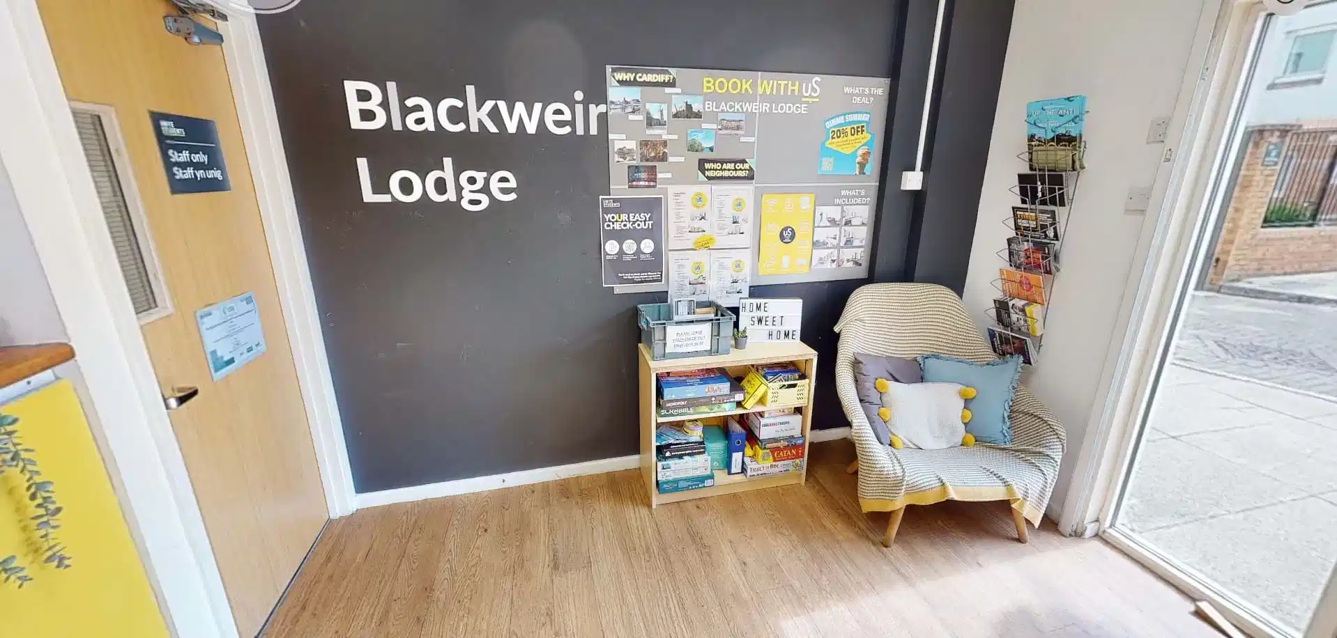 Common Area?w=400&h=260&fit=crop&q=40&auto=format&trim=auto