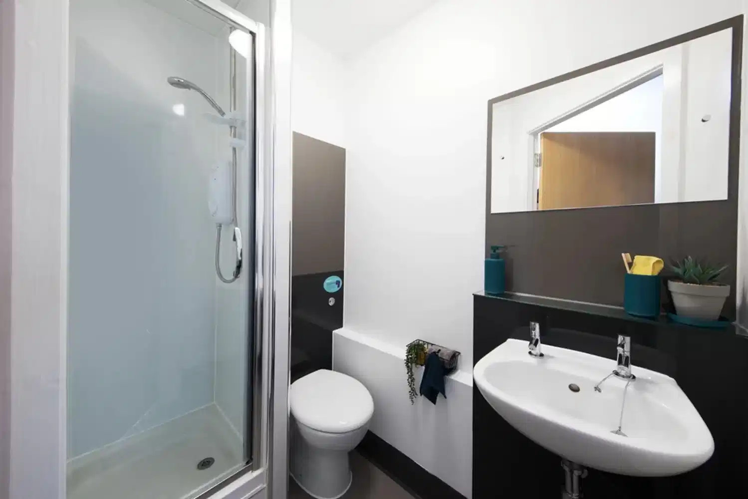 Exterior?w=400&h=260&fit=crop&q=40&auto=format&trim=auto