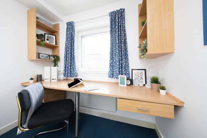 Common Area?w=400&h=260&fit=crop&q=40&auto=format&trim=auto