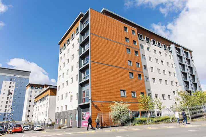 Exterior?w=400&h=260&fit=crop&q=40&auto=format&trim=auto