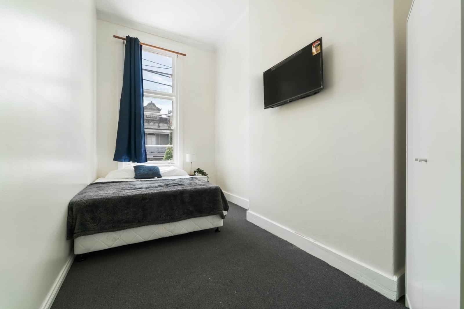 Exterior?w=400&h=260&fit=crop&q=40&auto=format&trim=auto