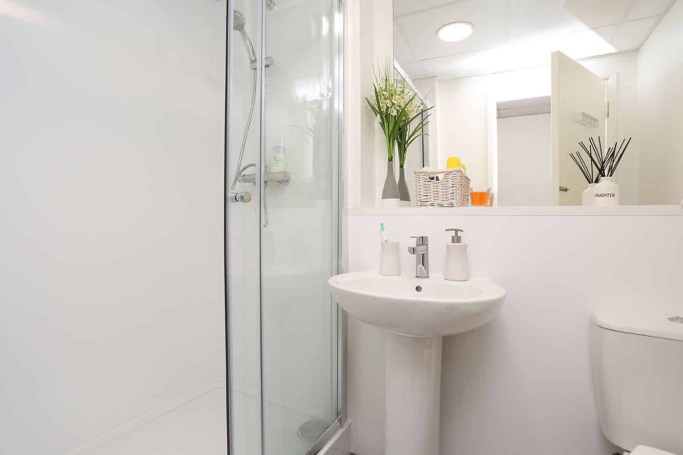 Exterior?w=400&h=260&fit=crop&q=40&auto=format&trim=auto