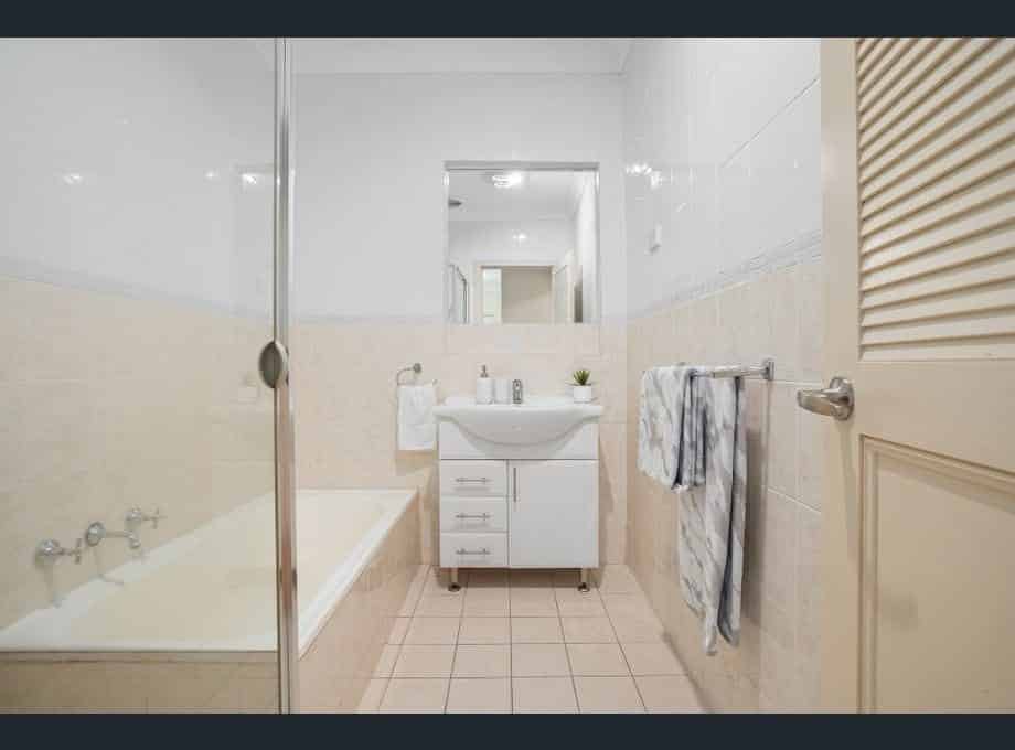 Common Area?w=400&h=260&fit=crop&q=40&auto=format&trim=auto