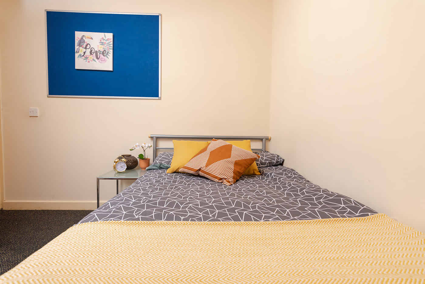 Exterior?w=400&h=260&fit=crop&q=40&auto=format&trim=auto