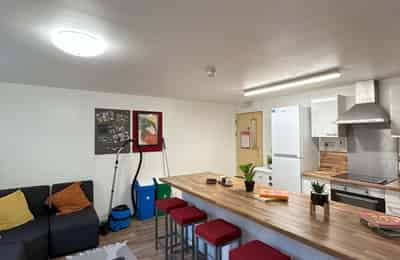 Common Area?w=400&h=260&fit=crop&q=40&auto=format&trim=auto
