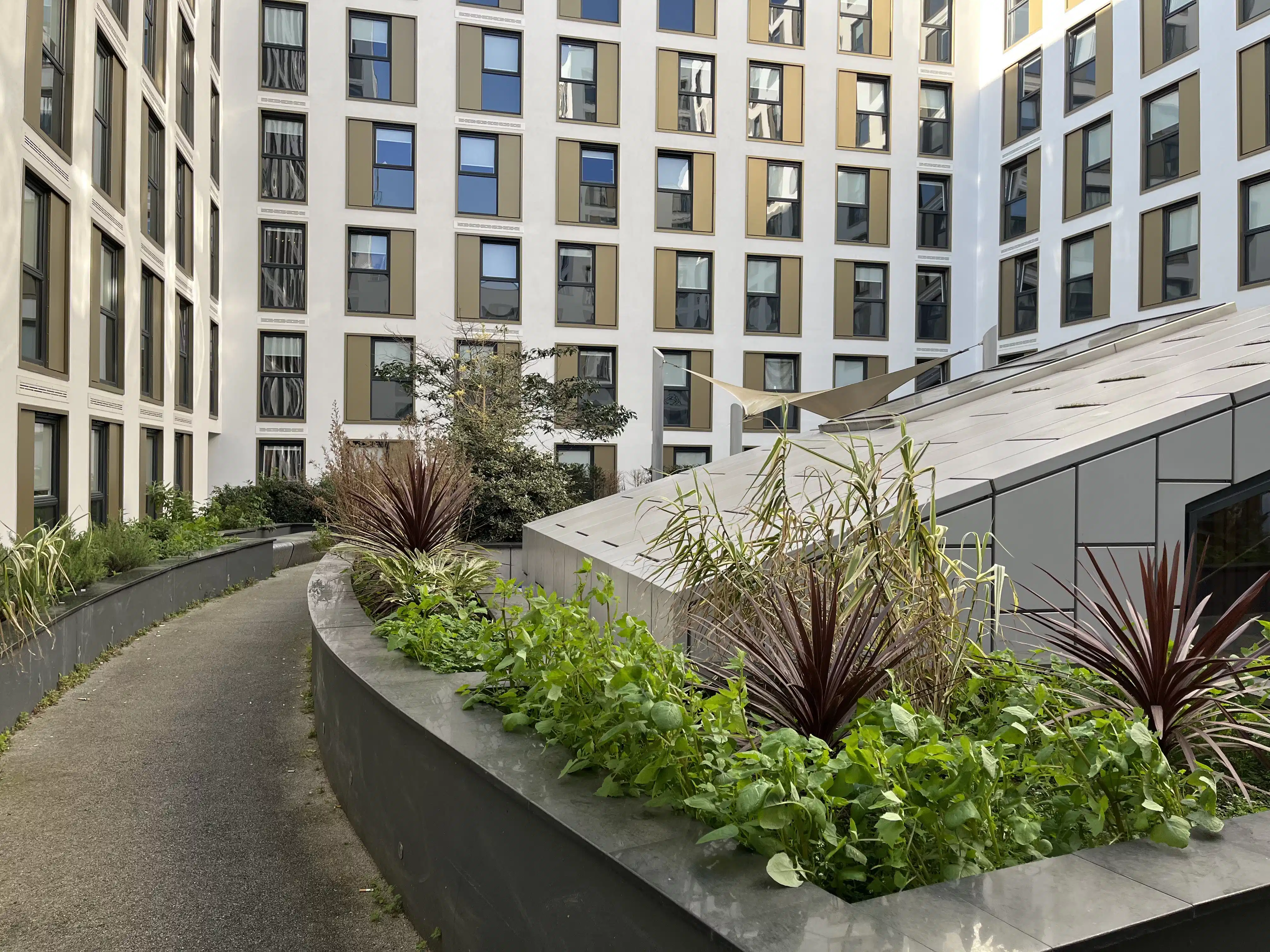 Exterior?w=400&h=260&fit=crop&q=40&auto=format&trim=auto