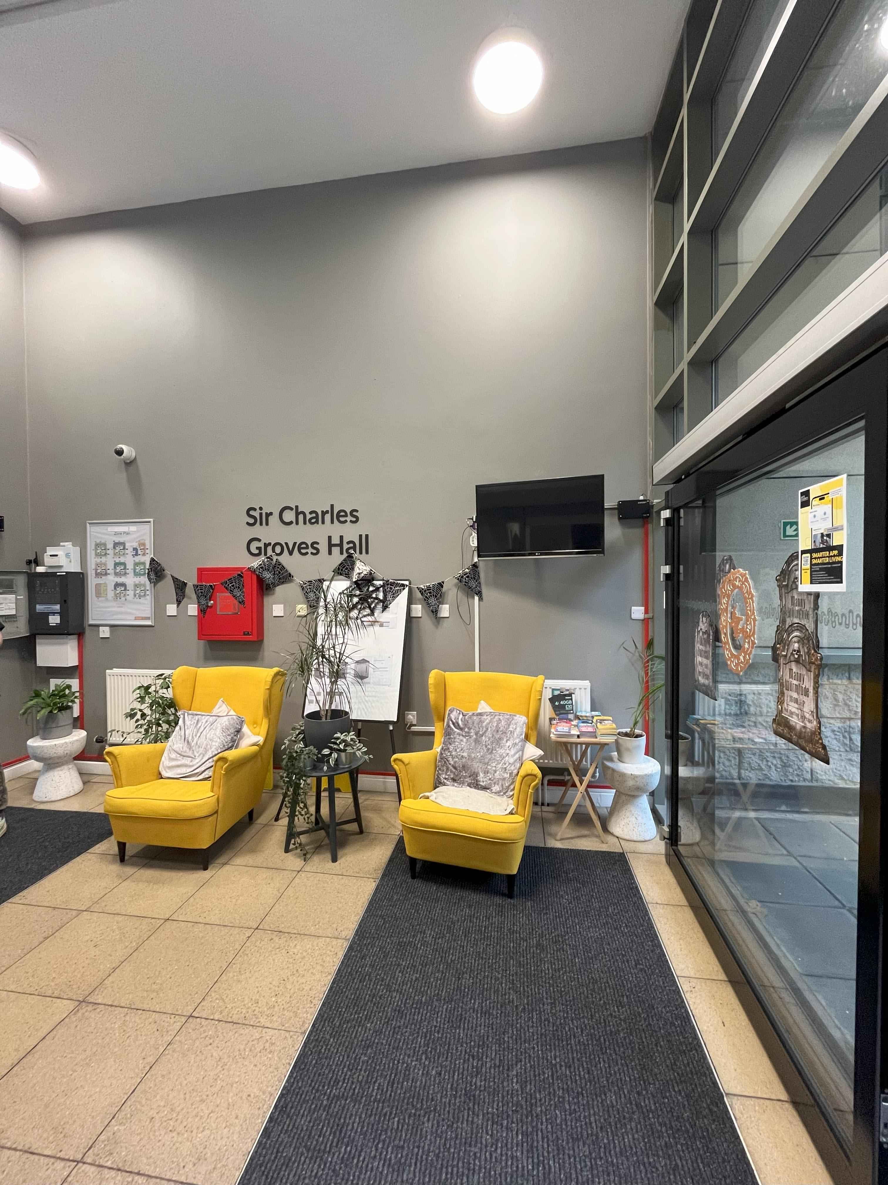 Common Area?w=400&h=260&fit=crop&q=40&auto=format&trim=auto