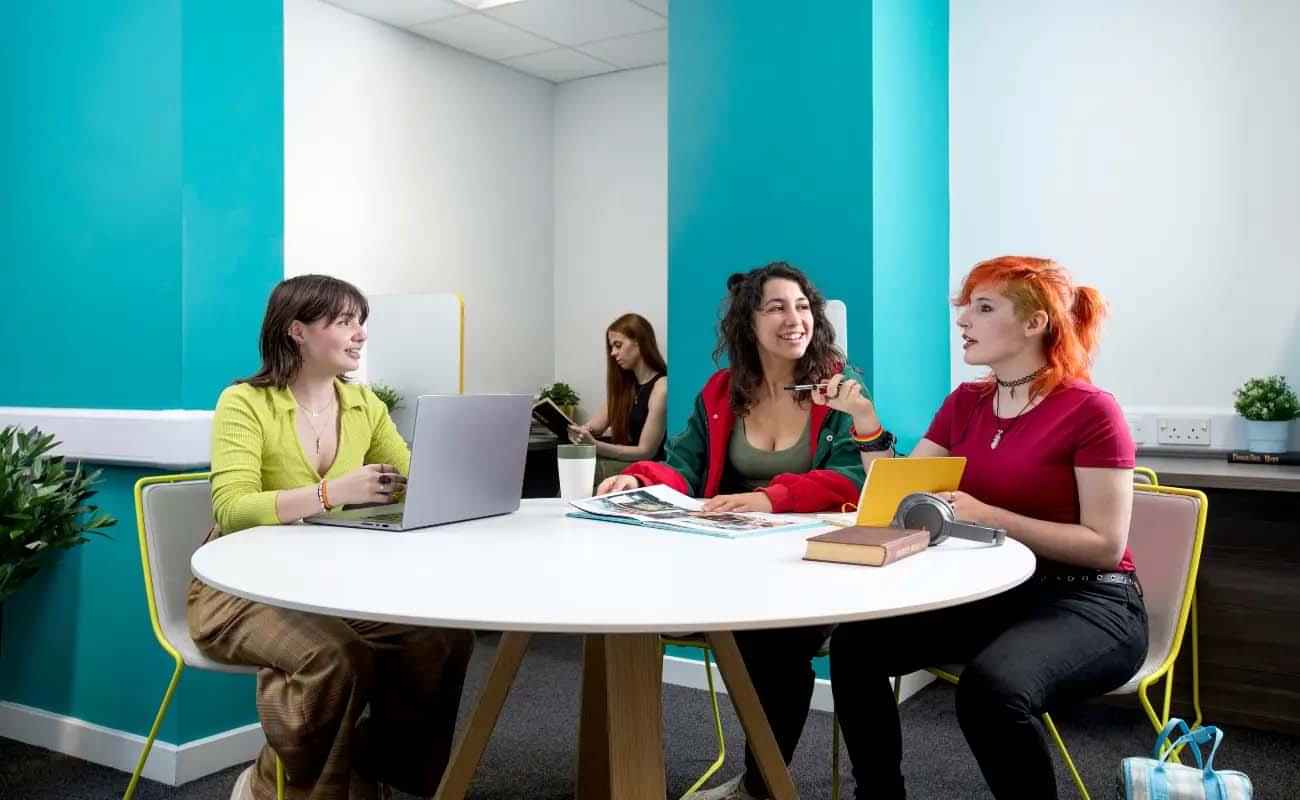 Exterior?w=400&h=260&fit=crop&q=40&auto=format&trim=auto