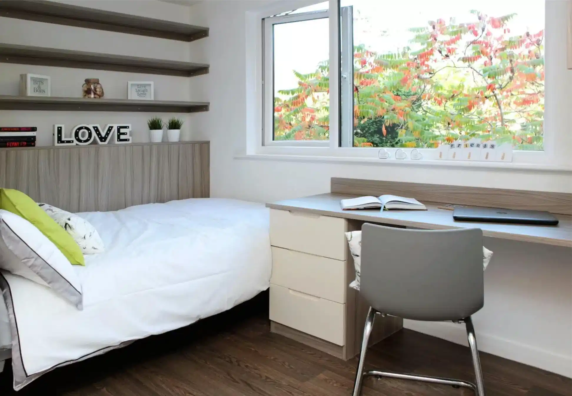 Exterior?w=400&h=260&fit=crop&q=40&auto=format&trim=auto