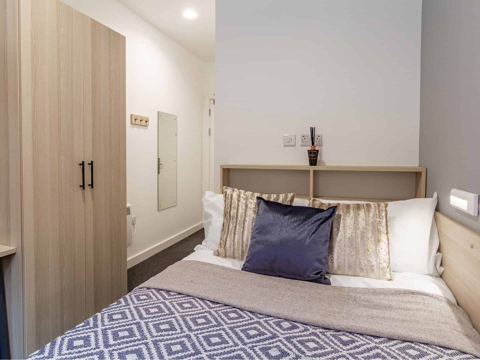 Exterior?w=400&h=260&fit=crop&q=40&auto=format&trim=auto