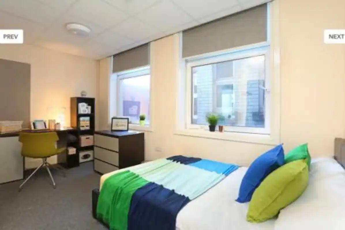 Exterior?w=400&h=260&fit=crop&q=40&auto=format&trim=auto