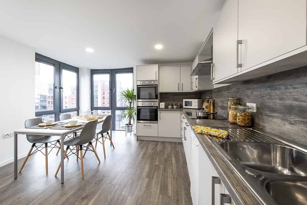 Common Area?w=400&h=260&fit=crop&q=40&auto=format&trim=auto