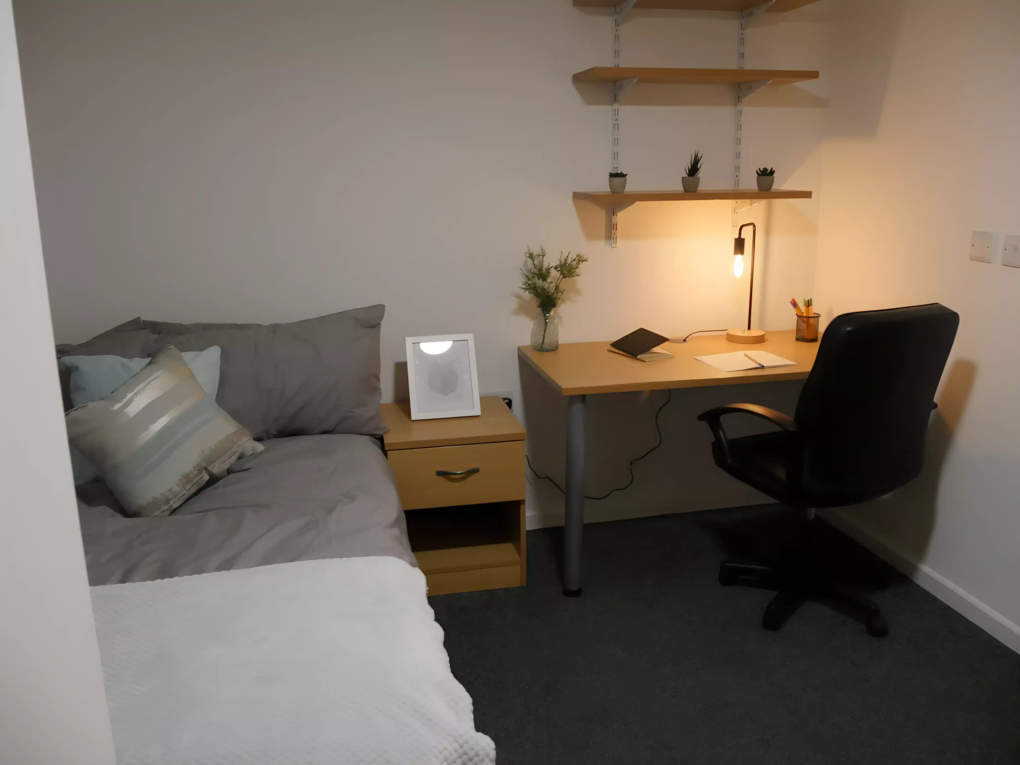 Common Area?w=400&h=260&fit=crop&q=40&auto=format&trim=auto