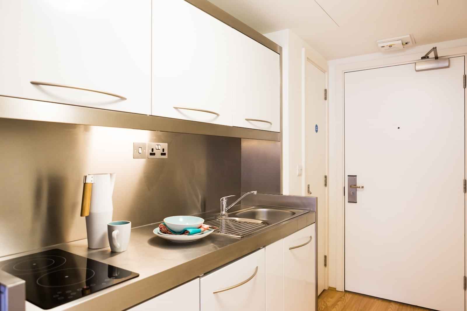 Common Area?w=400&h=260&fit=crop&q=40&auto=format&trim=auto