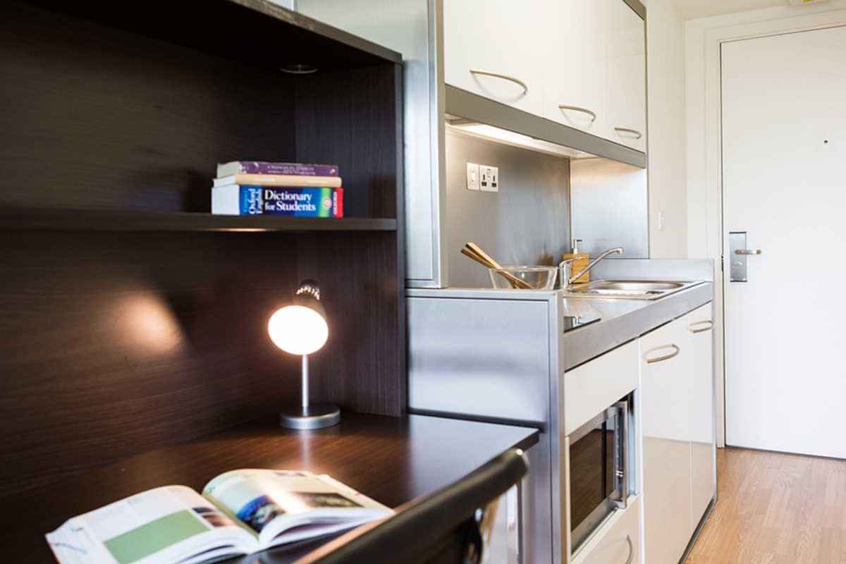 Common Area?w=400&h=260&fit=crop&q=40&auto=format&trim=auto