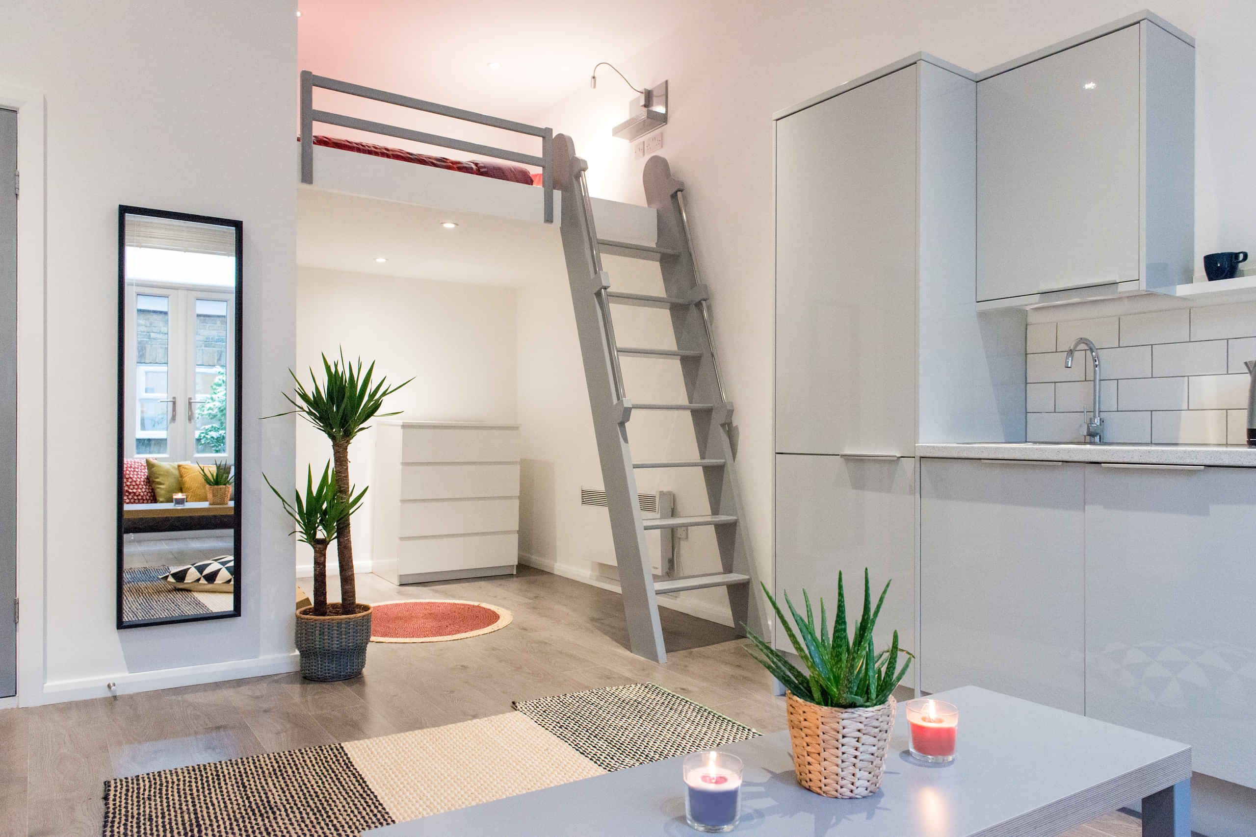 Exterior?w=400&h=260&fit=crop&q=40&auto=format&trim=auto