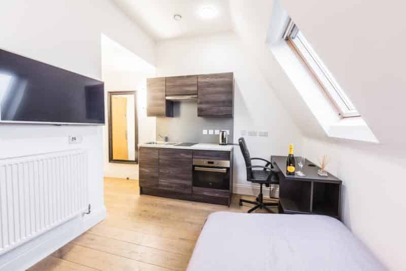 Bathroom?w=400&h=260&fit=crop&q=40&auto=format&trim=auto