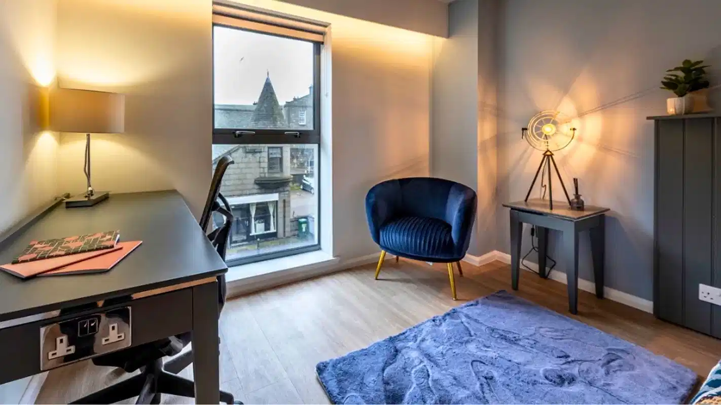 Exterior?w=400&h=260&fit=crop&q=40&auto=format&trim=auto