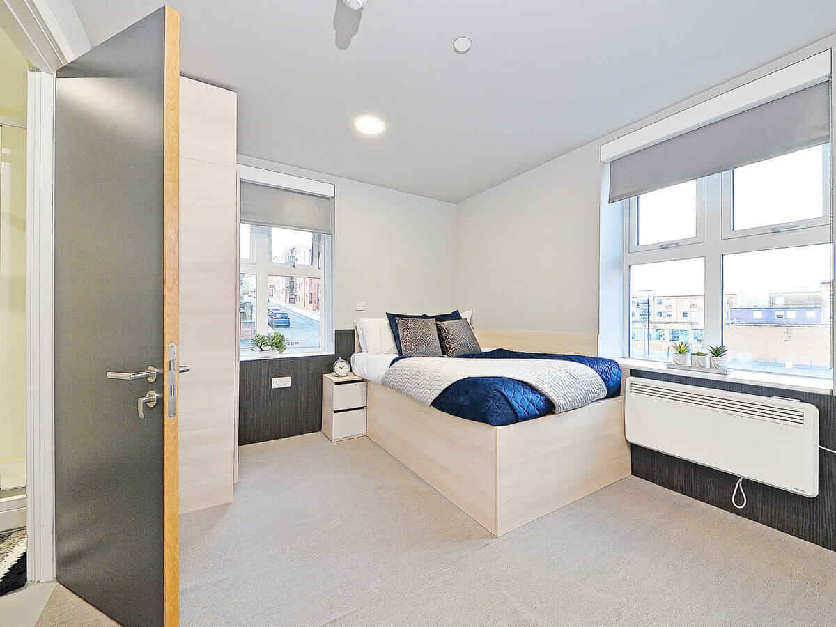 Exterior?w=400&h=260&fit=crop&q=40&auto=format&trim=auto