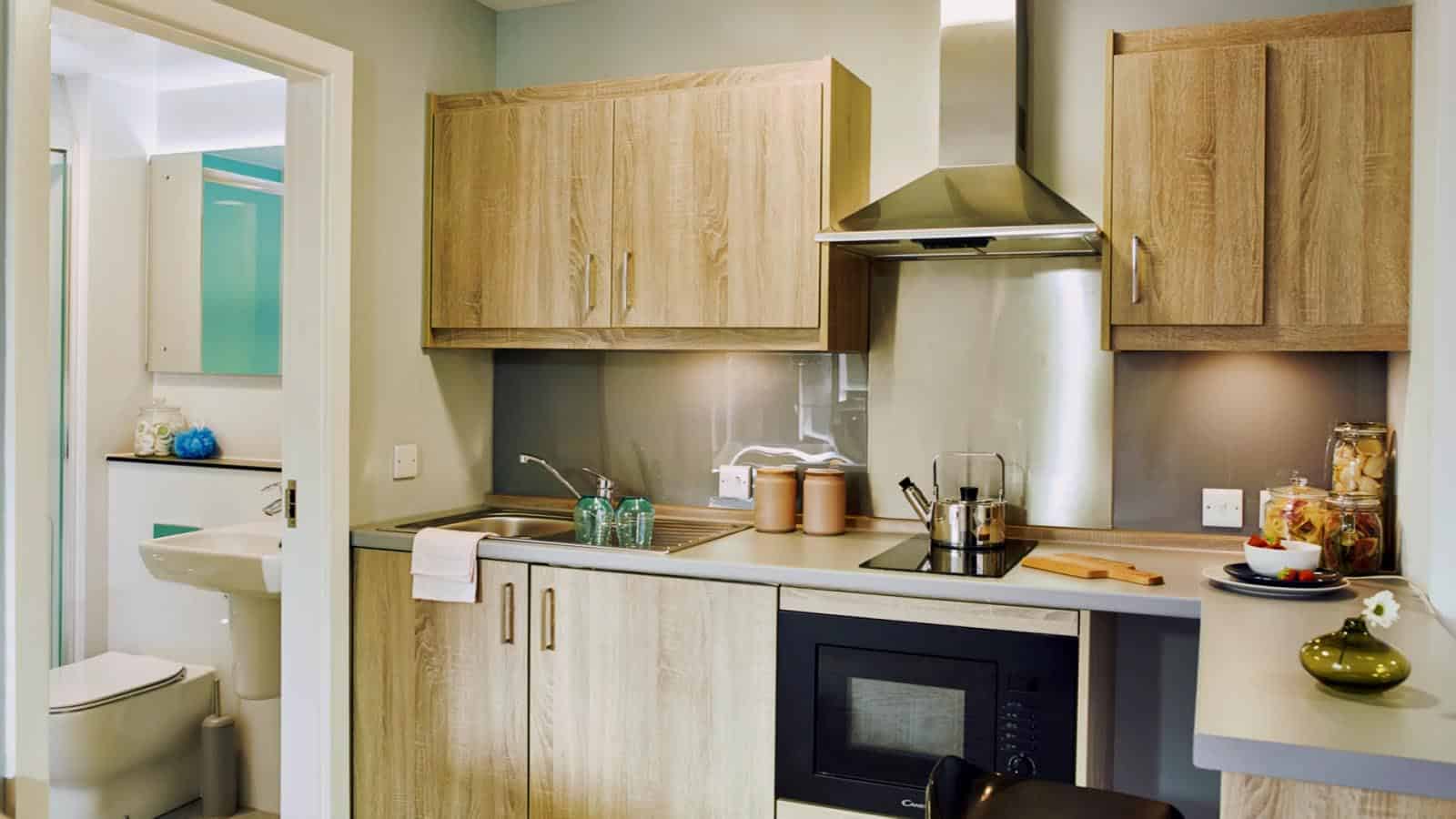 Exterior?w=400&h=260&fit=crop&q=40&auto=format&trim=auto