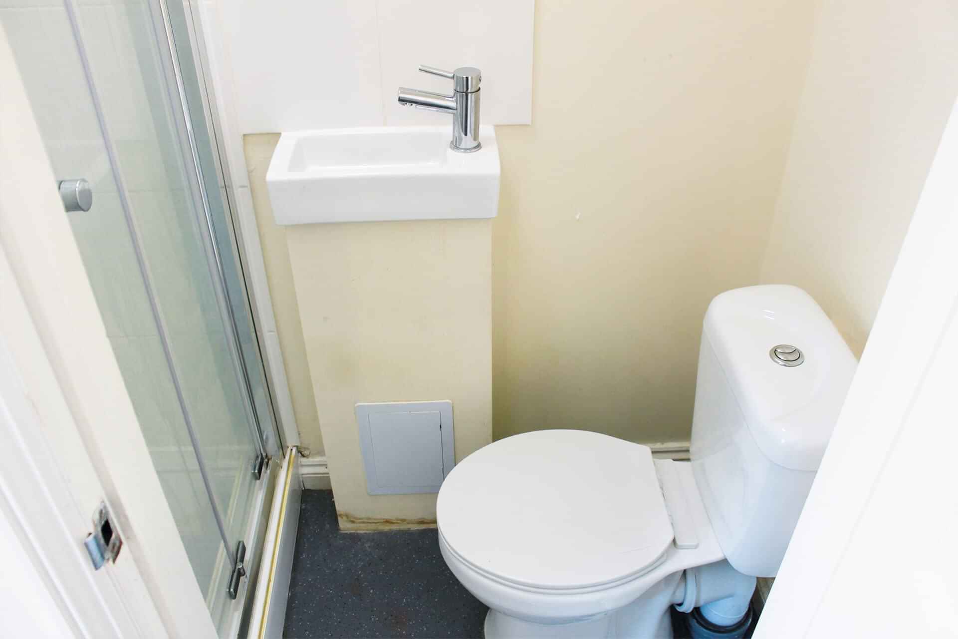 Exterior?w=400&h=260&fit=crop&q=40&auto=format&trim=auto