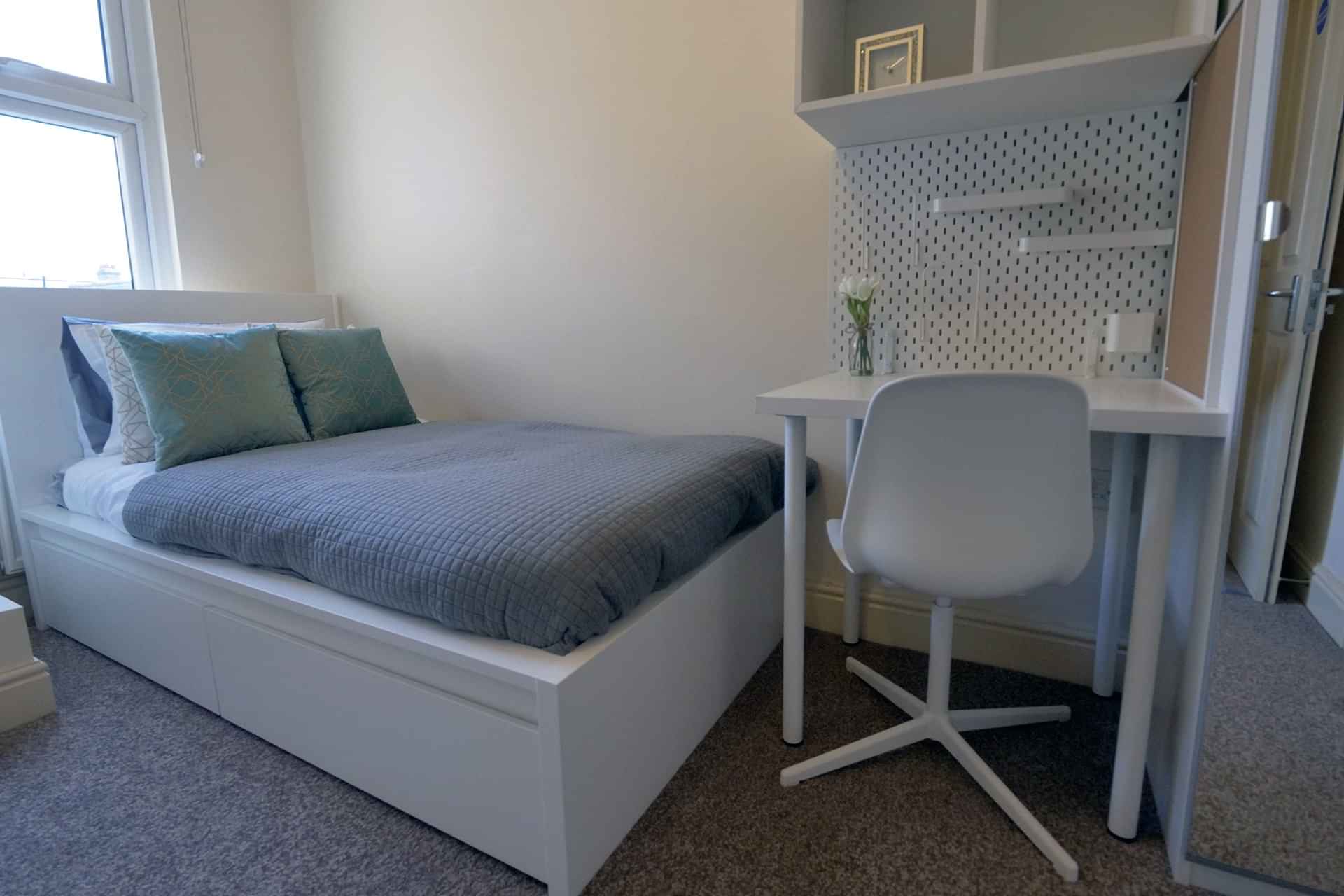 Exterior?w=400&h=260&fit=crop&q=40&auto=format&trim=auto