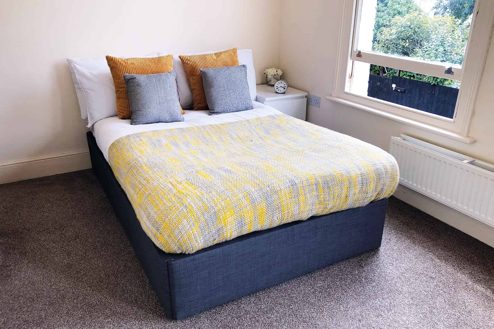 Room?w=400&h=260&fit=crop&q=40&auto=format&trim=auto