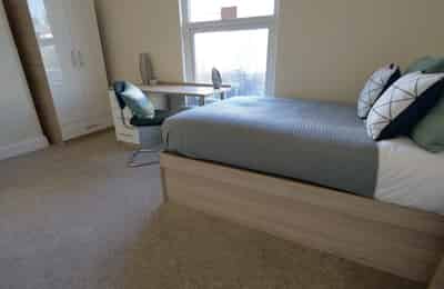 Bedroom?w=400&h=260&fit=crop&q=40&auto=format&trim=auto
