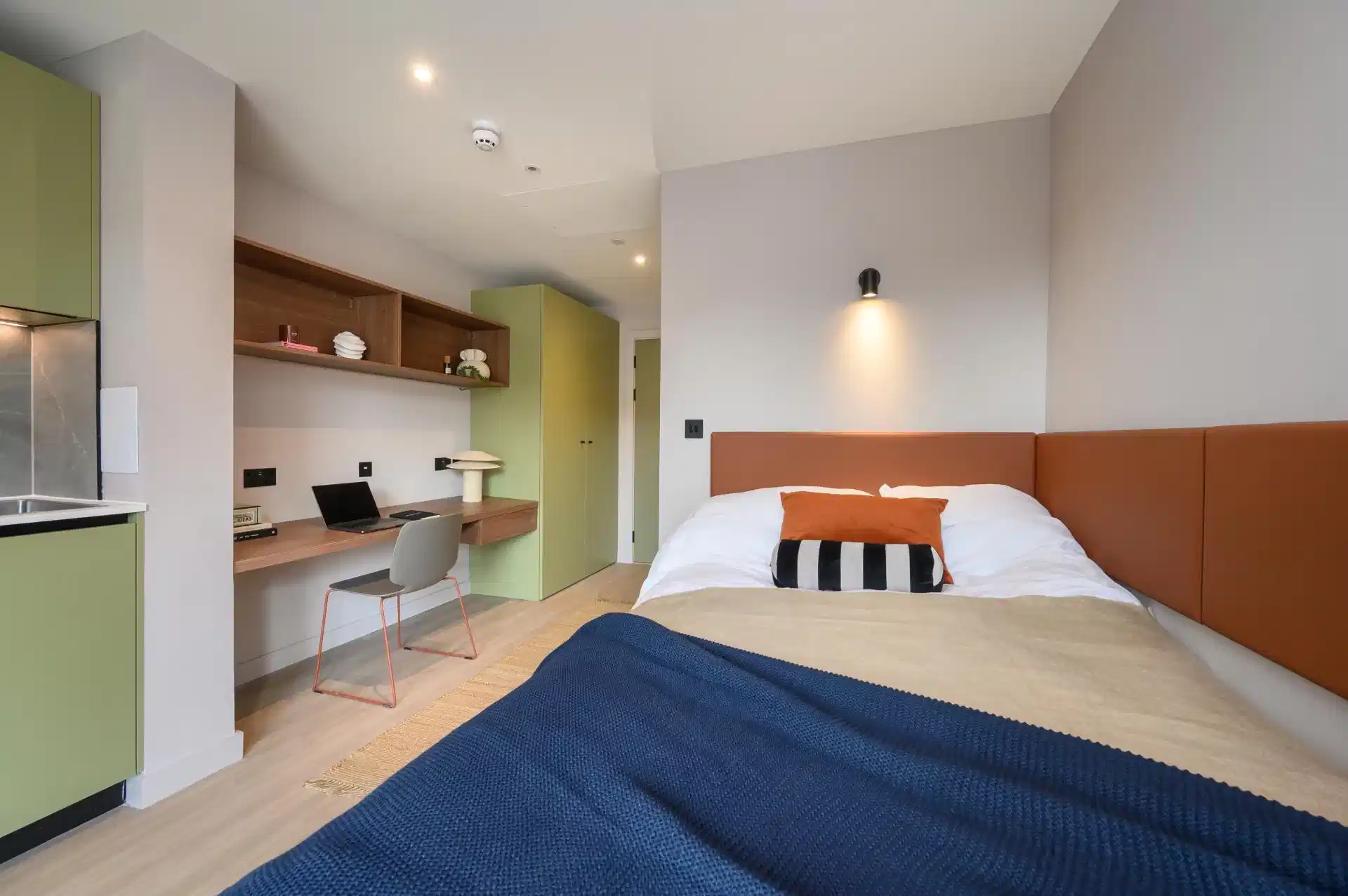 Common Area?w=400&h=260&fit=crop&q=40&auto=format&trim=auto