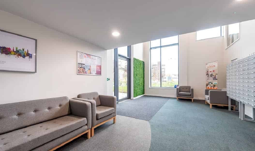 Common Area?w=400&h=260&fit=crop&q=40&auto=format&trim=auto